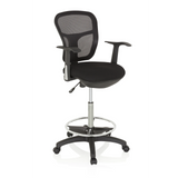 Sedia da banco TOP WORK 108 nera con schienale in rete, poggiapiedi e base a cinque ruote di hjh OFFICE – vista a 360° (vista frontale a tre quarti 40°)
