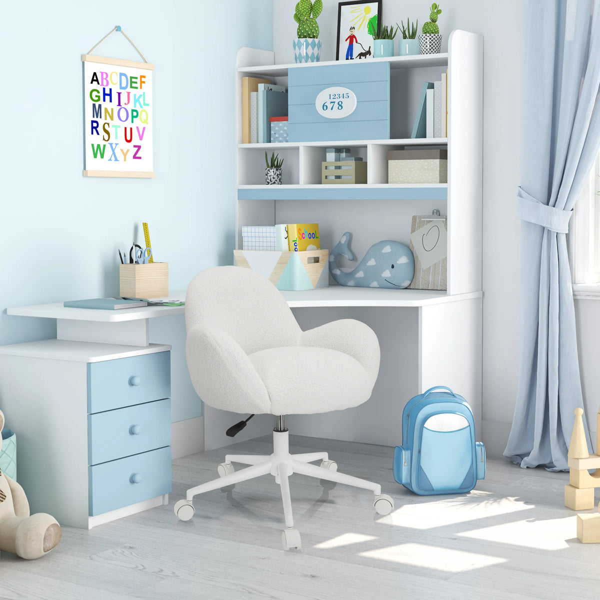 Sedia girevole per bambini KID TEDDY I bianca con base a stella e rotelle a una scrivania bianca di hjh OFFICE