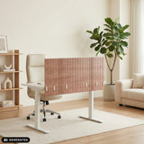 Divisorio per scrivania marrone FLEXMIUT ROLL W con scanalature longitudinali su una scrivania bianca di hjh OFFICE