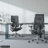 Due sedie da ufficio professionali S100-M301 nere con schienale in rete a una scrivania di Sihoo (immagine generata dall’IA)