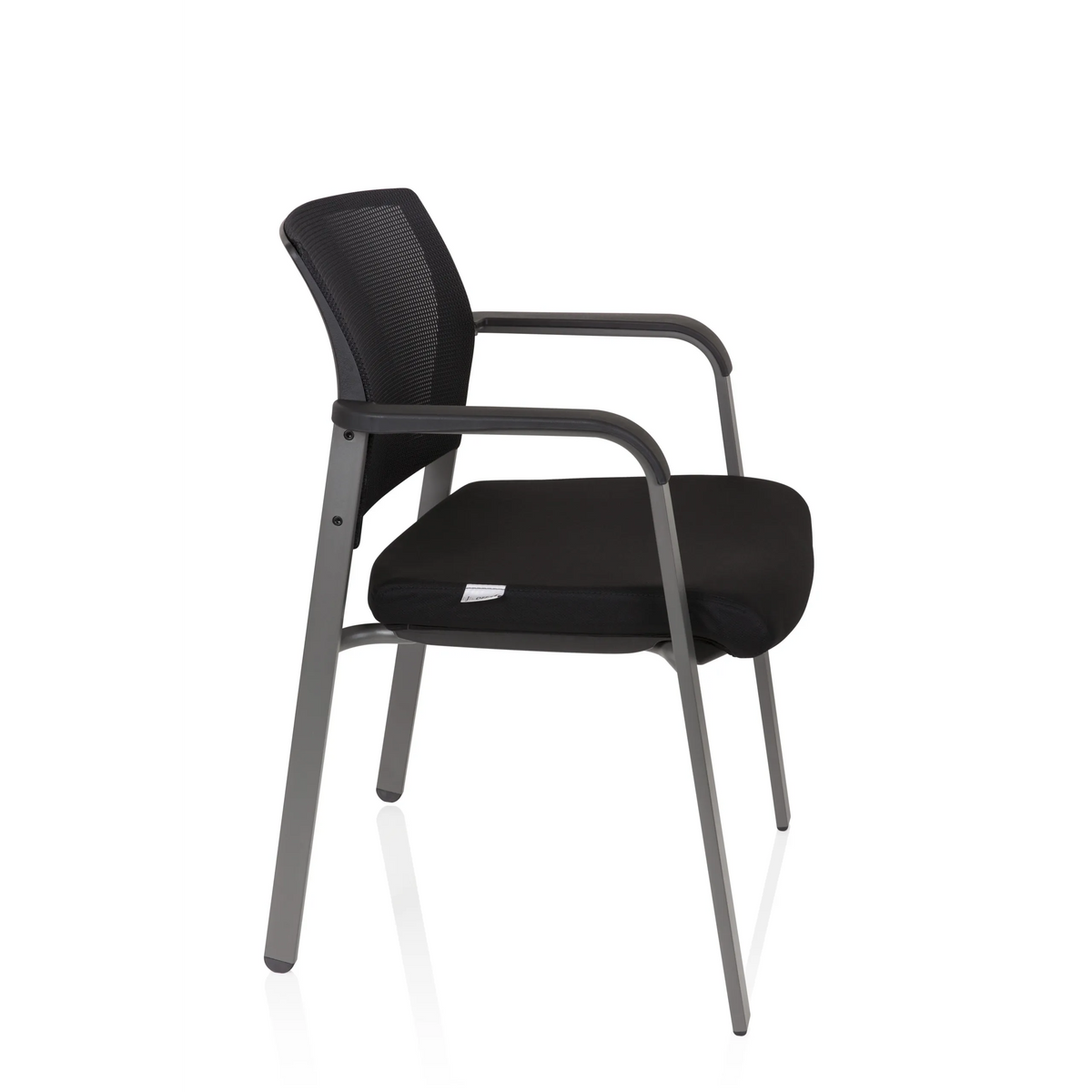 Sedia a quattro gambe MEET nera con schienale in rete e braccioli di hjh OFFICE – vista a 360° (profilo laterale 80°)