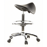 Sgabello a sella TOP WORK 13 nero con poggiapiedi e base a cinque ruote di hjh OFFICE – vista a 360° (vista posteriore a tre quarti 120°)