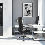 Poltrona professionale VITORO ECO in nero con schienale alto e base a stella davanti a una scrivania bianca di hjh OFFICE