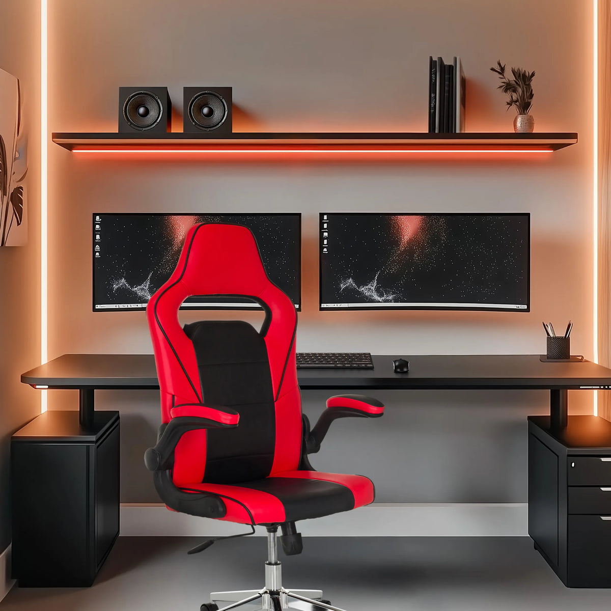 Sedia da gaming GAME SPORT PRO in nero e rosso a una scrivania con due monitor di MyBuero