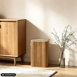 Cesto per il bucato Falster 72 in bambù con coperchio bianco e maniglie di hjh LIVING (immagine generata dall’IA)