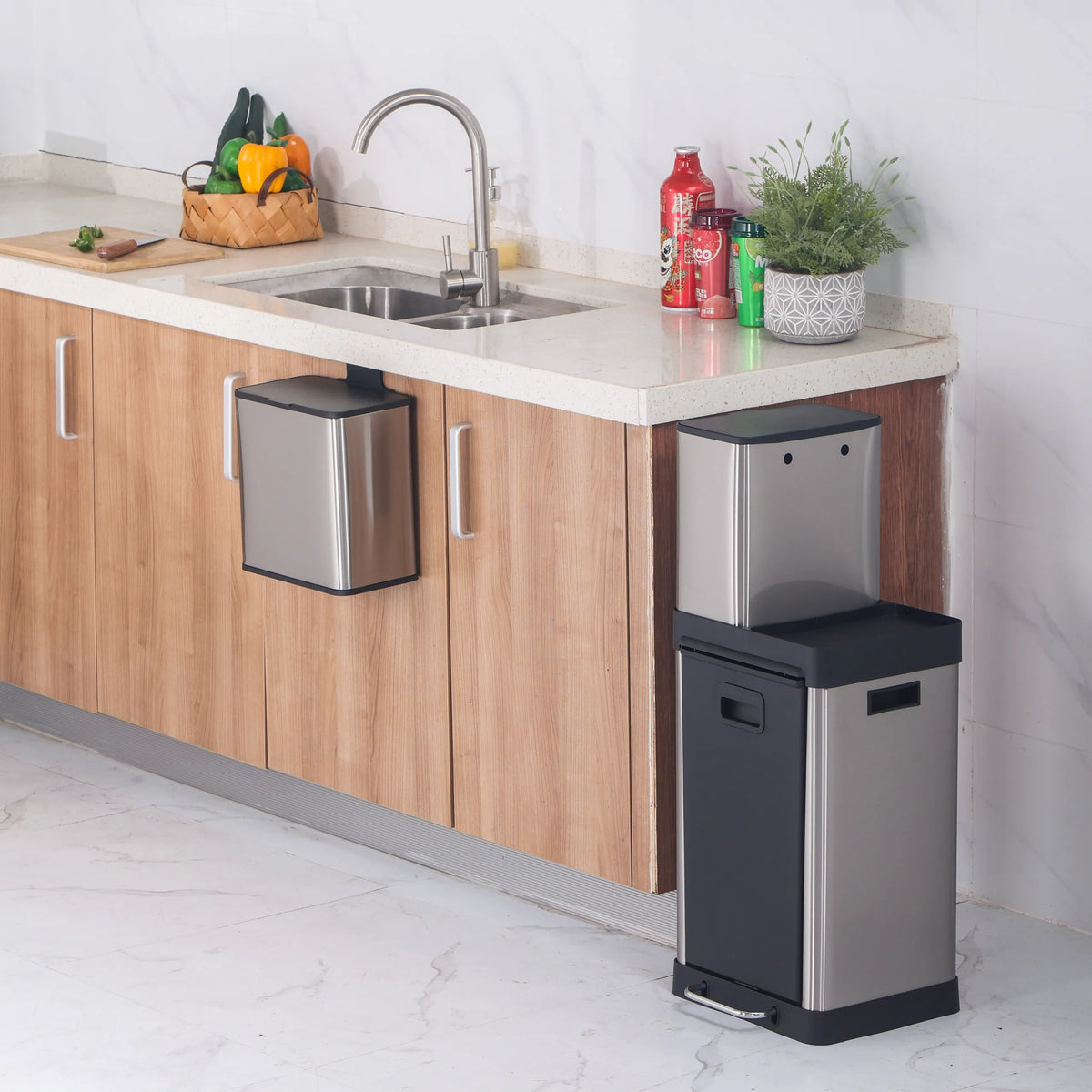 Cestino CLEAN 3 in argento con capacità di 32 litri in una cucina di hjh OFFICE