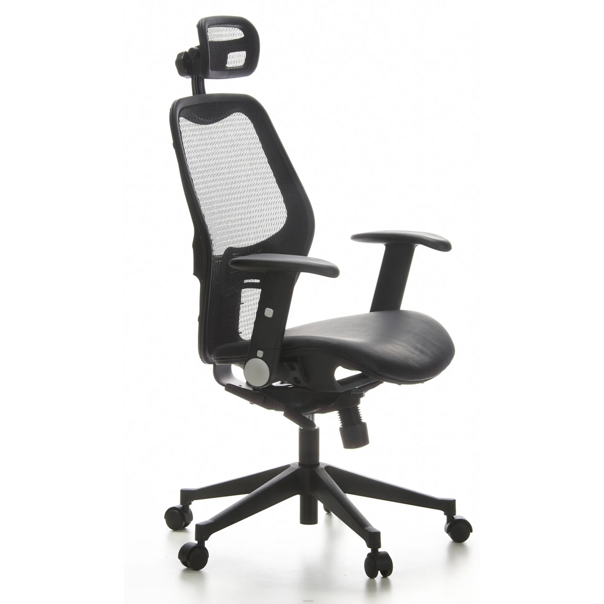 Sedia da ufficio professionale AIR-PORT nera con schienale in rete, seduta in pelle e base a cinque ruote di hjh OFFICE – vista a 360° (vista frontale a tre quarti 60°)