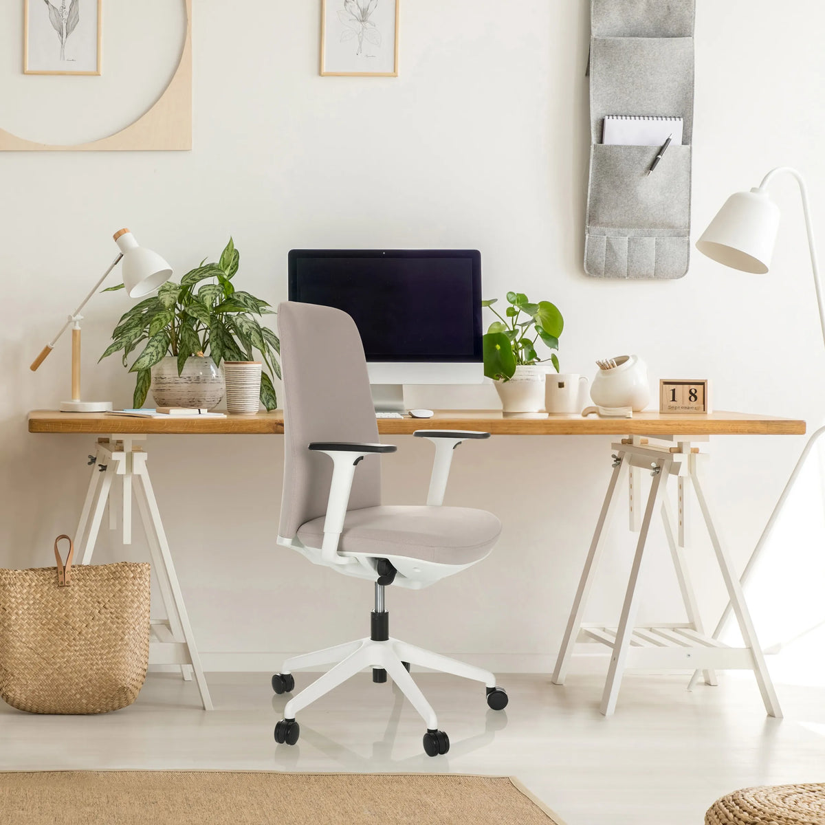 Sedia da ufficio professionale NESTORA beige con braccioli e base a stella con ruote bianchi di hjh OFFICE