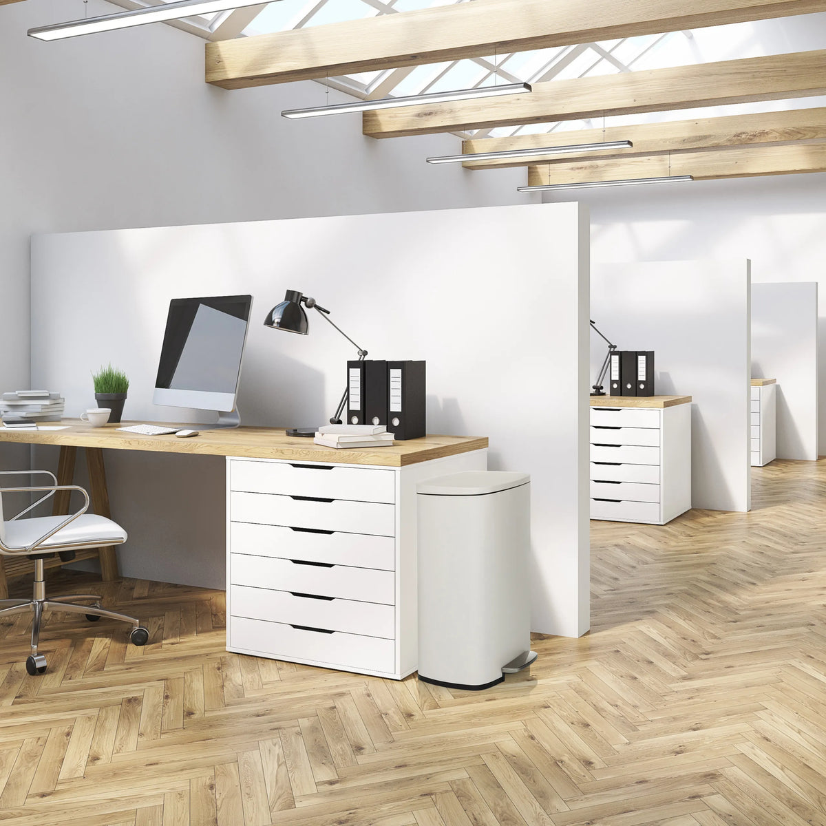 Cestino beige CLEAN XV con capacità di 50 litri accanto a una scrivania bianca di hjh OFFICE