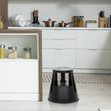 Sgabello nero TIO-M I con base rotonda in una cucina di hjh OFFICE