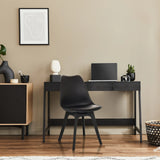 Sedia a conchiglia SCANDI P in nero con quattro gambe davanti a una scrivania di hjh OFFICE