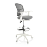 Sedia da banco TOP WORK 108 W grigia con schienale in rete, poggiapiedi e base bianca a cinque ruote di hjh OFFICE – vista a 360° (vista frontale a tre quarti 60°)