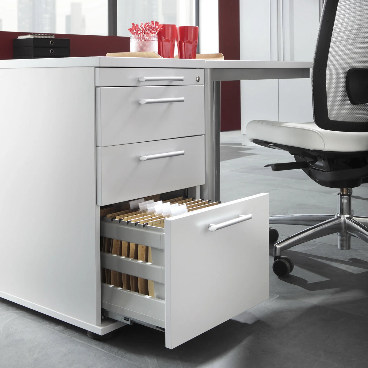 Cassetto per sospensioni aperto della Cassettiera SIGNA SC40 in bianco con maniglie a ponte di hjh OFFICE PRO