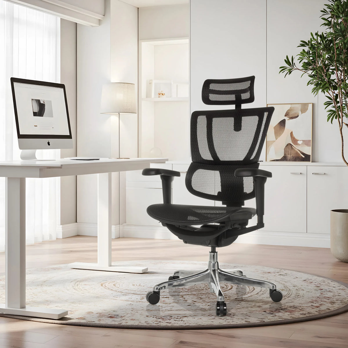 Poltrona di lusso ERGOHUMAN SLIM ULTRA GEN2 nera con schienale in rete e poggiatesta in un ufficio domestico luminoso di hjh OFFICE