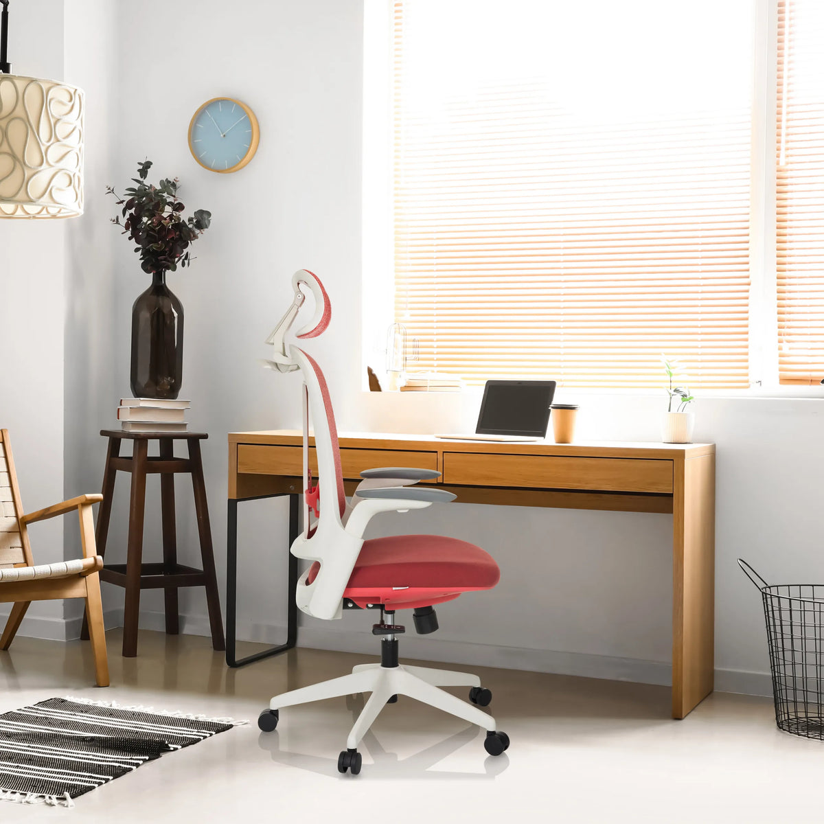 Sedia da ufficio professionale rossa ARCEO WF con struttura bianca e braccioli a una scrivania di hjh OFFICE