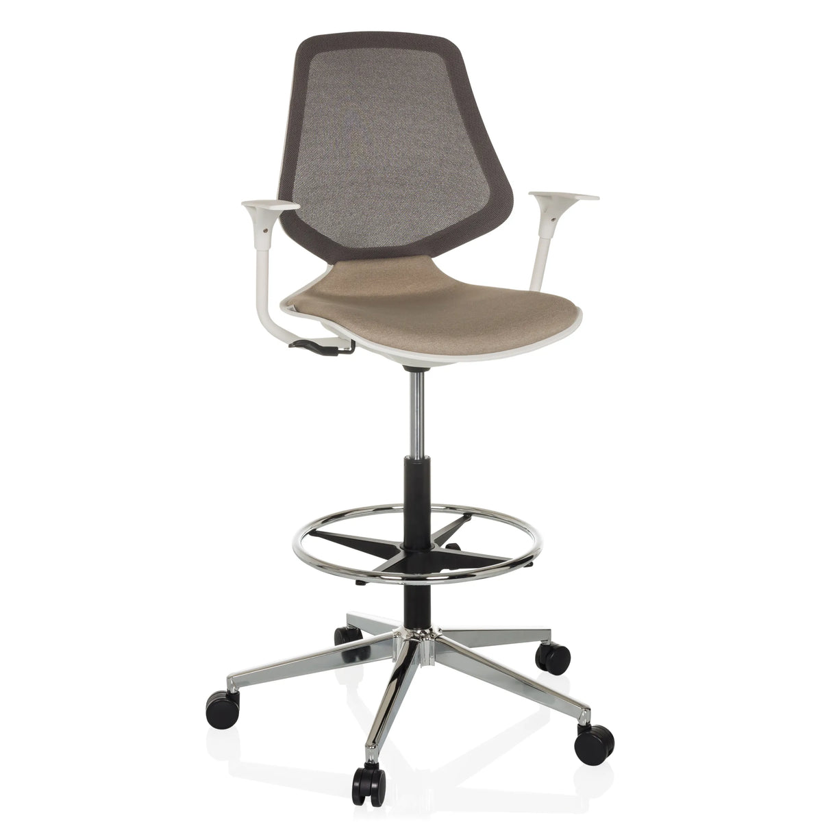Sedia da banco TOP WORK STYLE beige con schienale in rete, poggiapiedi e base a cinque ruote di hjh OFFICE – vista a 360° (vista frontale 15°)