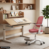 Sedia girevole per bambini Kiddy Smart Step rosa a una scrivania regolabile in altezza di hjh OFFICE (immagine generata dall’IA)