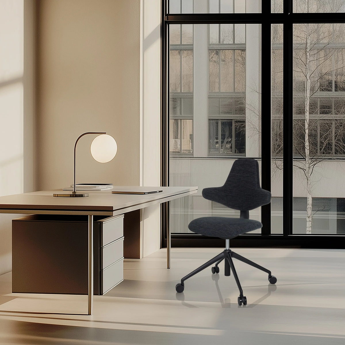Sedia da ufficio professionale PALIANO nera con cinque ruote davanti a una scrivania di hjh OFFICE