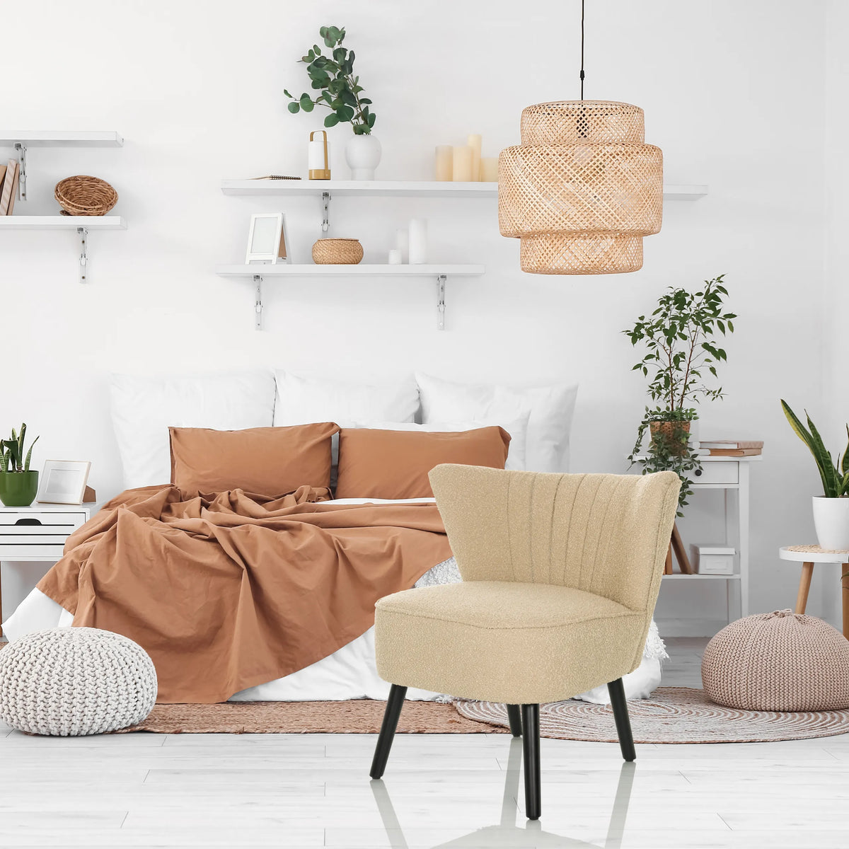 Poltrona Lounge MANISO beige con schienale trapuntato e gambe nere di hjh LIVING