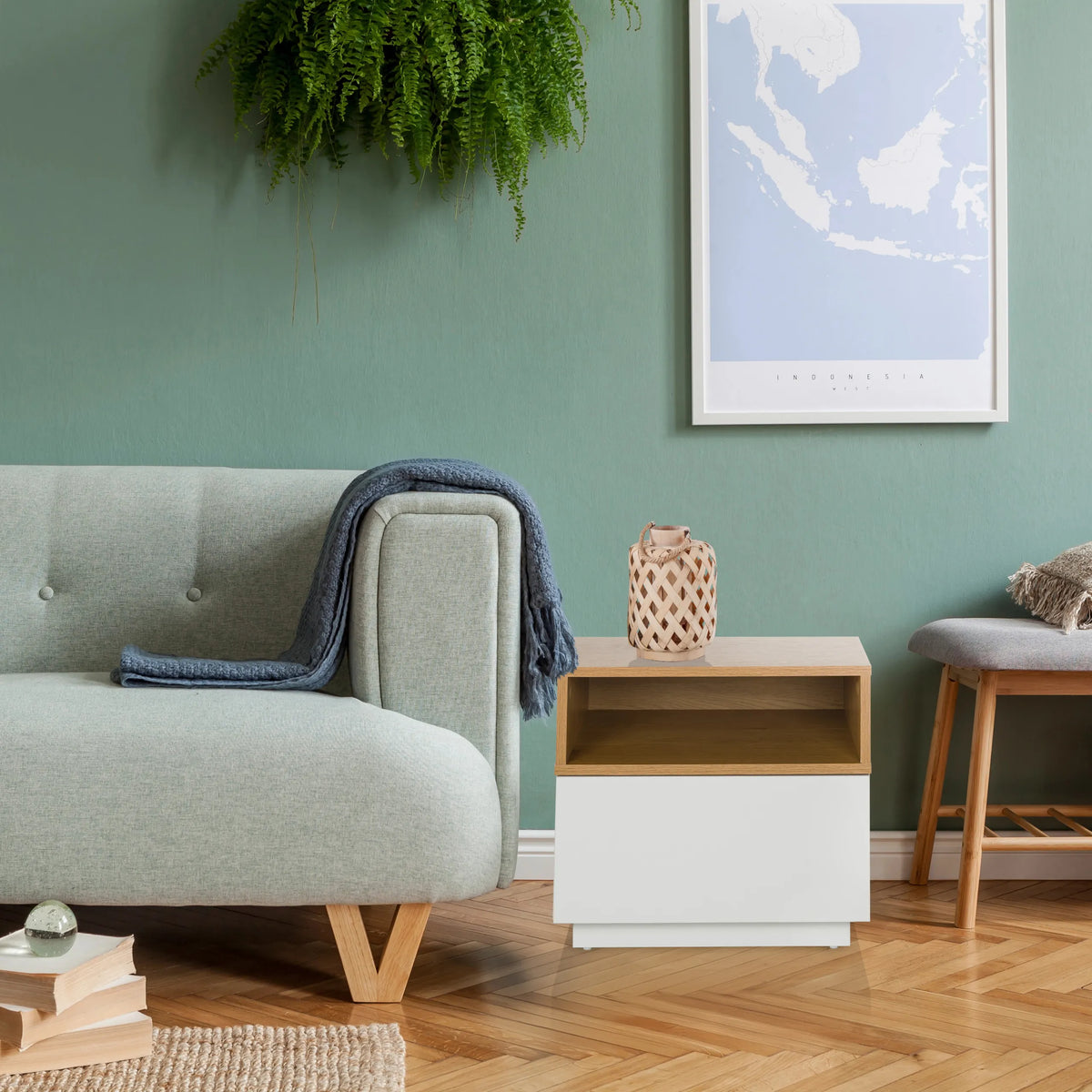 Tavolino MELMO in bianco e rovere con ripiano aperto accanto a un divano di hjh LIVING