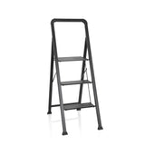 Scala richiudibile SOLID W6 nera con tre gradini e una maniglia di hjh OFFICE – vista a 360° (vista frontale 20°)