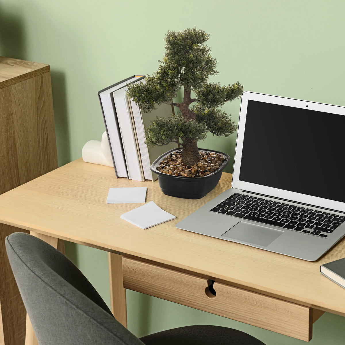 Piante artificiali BONSAI come piccolo bonsai in un vaso nero su una scrivania di hjh OFFICE