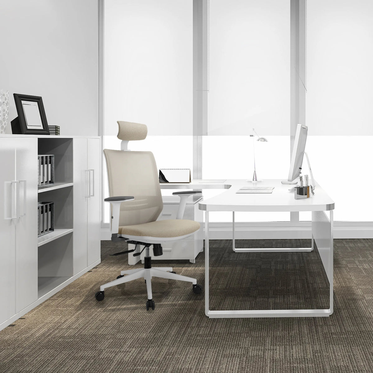 Sedia da ufficio professionale PROFONDO PRO W beige con poggiatesta e braccioli davanti a una scrivania bianca di hjh OFFICE