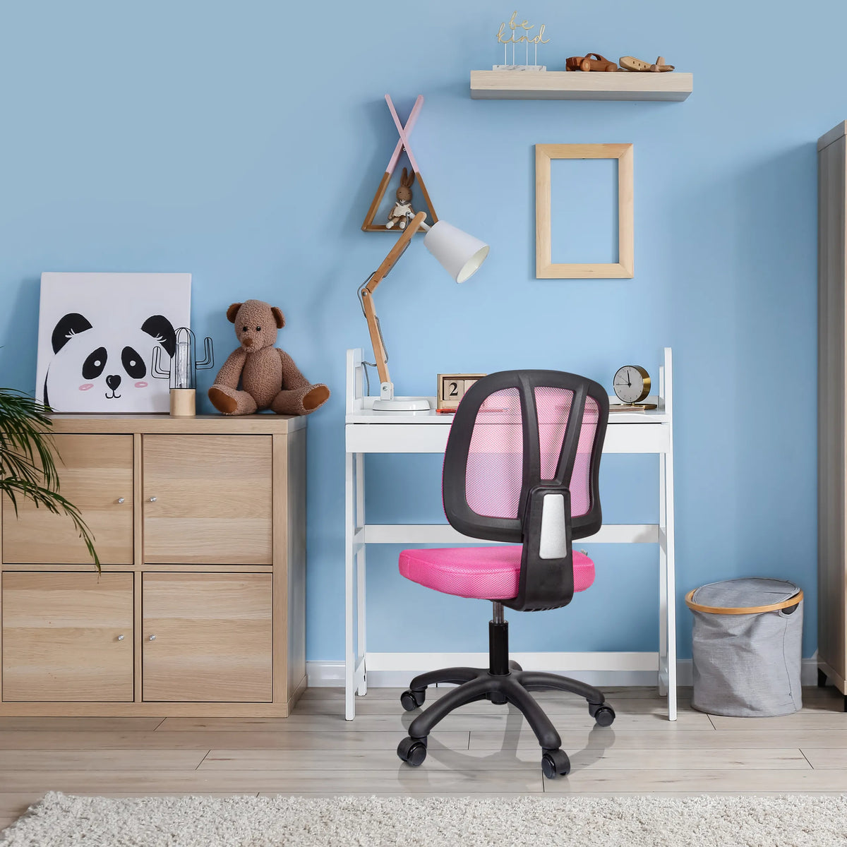 Sedia girevole per bambini KID YU 200 rosa con schienale in rete e rotelle a una scrivania bianca di hjh OFFICE