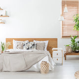 Tavolino TAROLO III bianco con due cassetti accanto a un letto di hjh LIVING