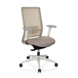 Sedia da ufficio professionale PURE WHITE beige con schienale in rete e base a cinque ruote di hjh OFFICE – vista a 360° (vista frontale a tre quarti 40°)