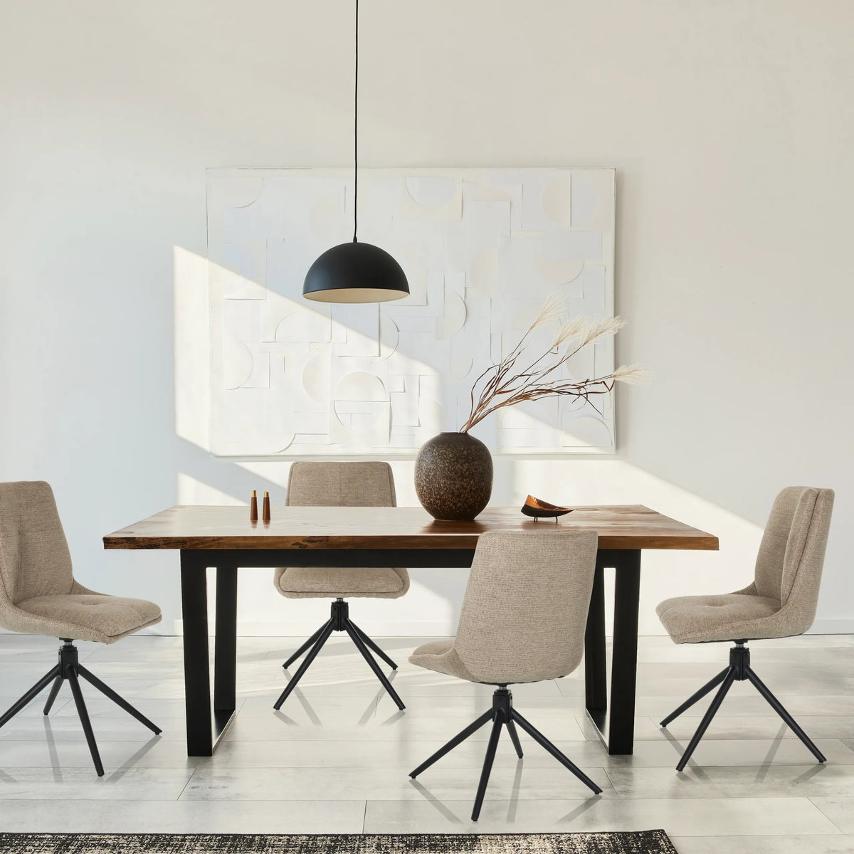 Quattro sedie imbottite beige TARVISO I con basi a stella nere a un tavolo in legno di hjh LIVING
