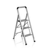 Scala richiudibile SOLID V in alluminio argentata con tre gradini e maniglia di hjh OFFICE – vista a 360° (vista frontale a tre quarti 40°)