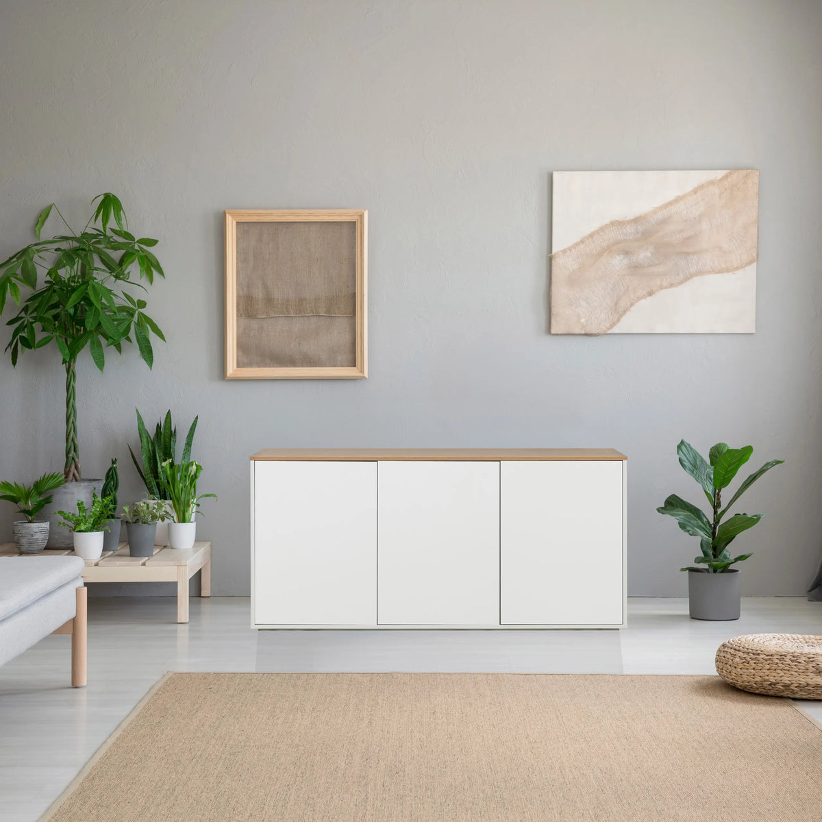 Madia KELO S in bianco con un piano in rovere in una stanza luminosa di hjh LIVING