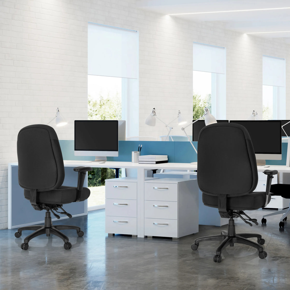Due sedie da ufficio professionale nere ZENIT XXL a scrivanie bianche in un ufficio luminoso di hjh OFFICE