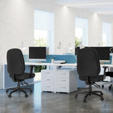 Due sedie da ufficio professionale nere ZENIT XXL a scrivanie bianche in un ufficio luminoso di hjh OFFICE