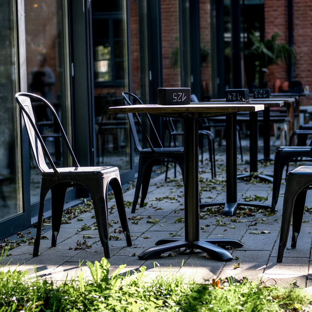 Sedia bistro nera VANTAGGIO BRUSH con tavolo coordinato all'aperto di hjh OFFICE