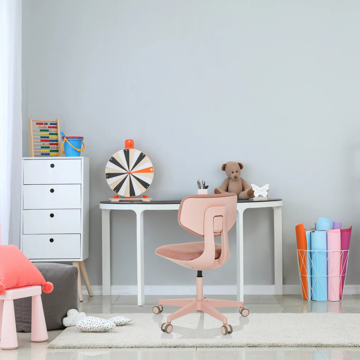 Sedia girevole per bambini KID COLORE rosa con ruote a una scrivania bianca di hjh OFFICE