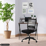 Sedia da ufficio professionale PORTO PRO nera con schienale in rete a una scrivania di hjh OFFICE (immagine generata dall’IA)