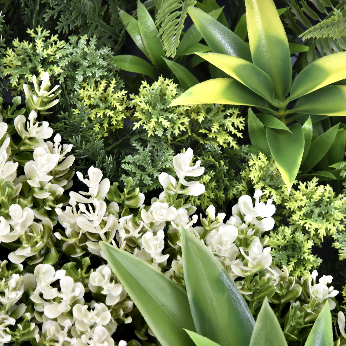 Primo piano delle piante di plastica verdi del Pannello vegetale LEAFLUXE WALL 1 di hjh LIVING
