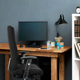 Sedia da ufficio professionale PRO-TEC 300 nera con braccioli a un tavolo in legno di hjh OFFICE