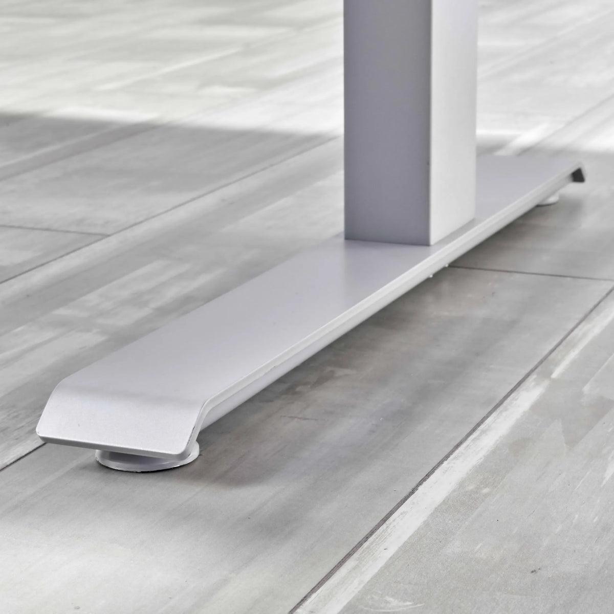 Flacher Standfuß des höhenverstellbaren Schreibtisches XDKB 19 S von hjh OFFICE PRO
