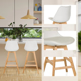 Sgabello da bar SCANDI HIGH in bianco con struttura in legno e seduta a guscio in diverse viste di hjh LIVING