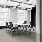 Quattro sedie visitatore MEET WA nere a un tavolo da conferenza bianco in un ufficio moderno di hjh OFFICE