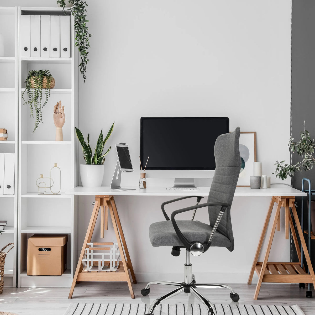 Sedia Home Office ARTON 40 grigia con braccioli e ruote davanti a una scrivania di hjh OFFICE