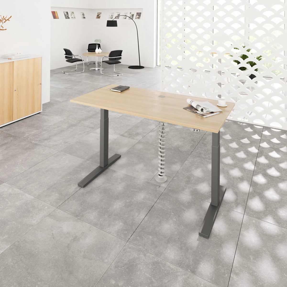 Scrivania regolabile elettricamente in altezza XMKA 16 G in rovere rustico con gambe grigie di hjh OFFICE PRO