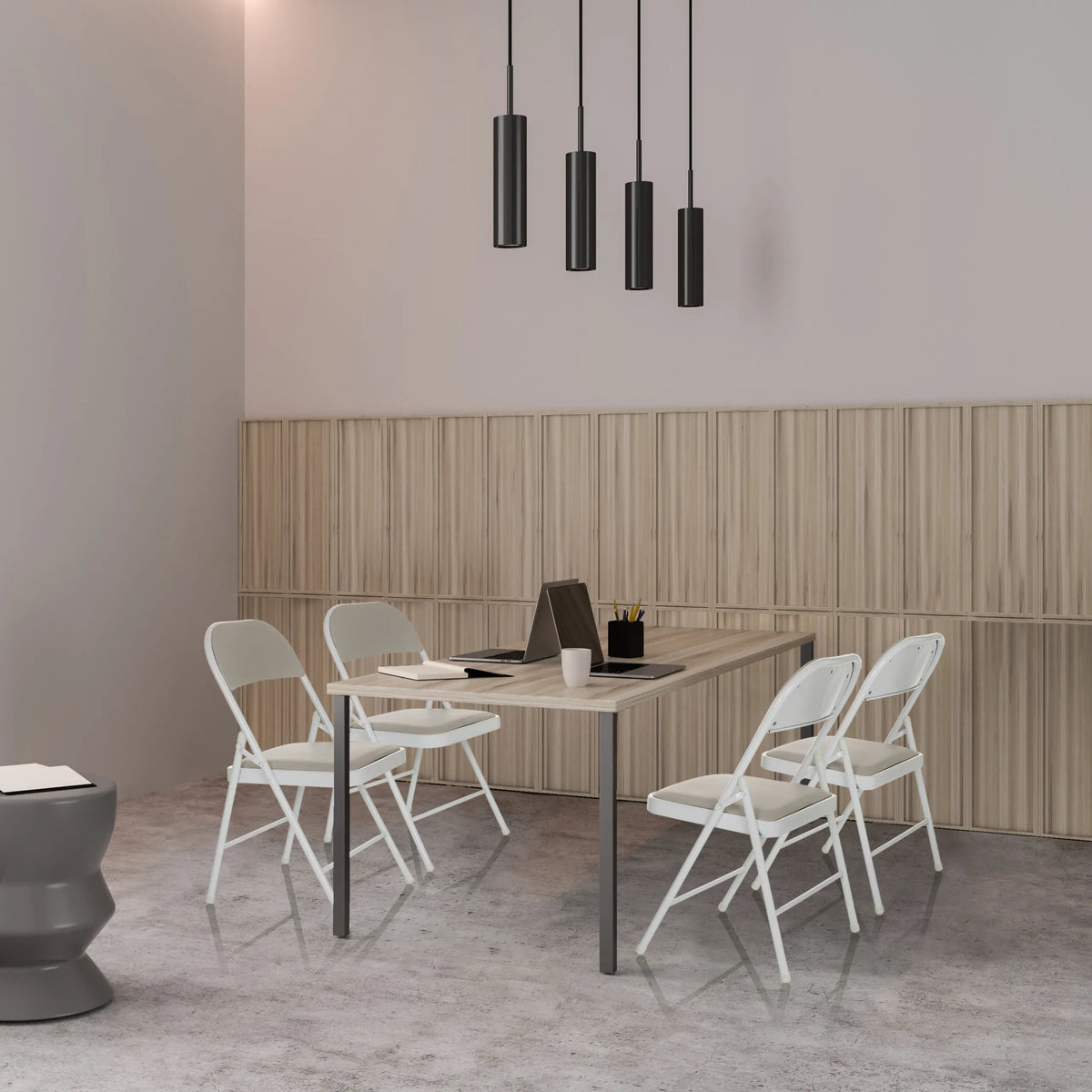 Quattro sedie pieghevoli TUDELA W grigie con rivestimento in ecopelle a un tavolo di hjh OFFICE