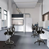 Sedie da banco TOP WORK 108 nere con braccioli e poggiapiedi in un ambiente di laboratorio di hjh OFFICE