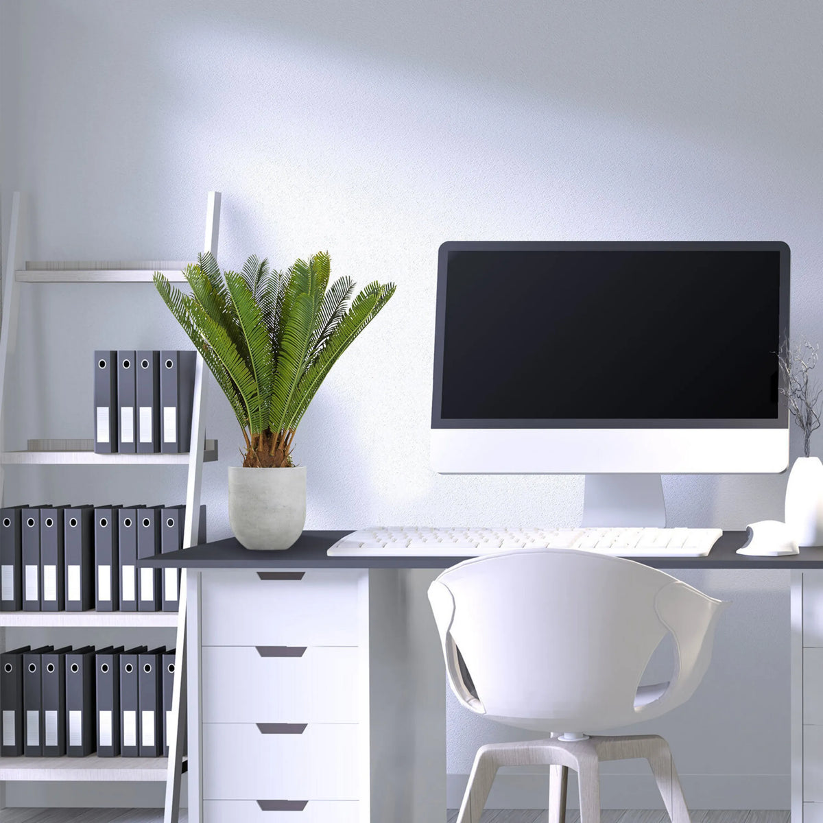 Pianta artificiale CYCAS di colore verde con vaso grigio su una scrivania di hjh OFFICE