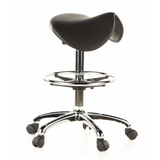 Sgabello a sella TOP WORK 13 nero con poggiapiedi e base a cinque ruote di hjh OFFICE – vista a 360° (vista frontale a tre quarti 60°)