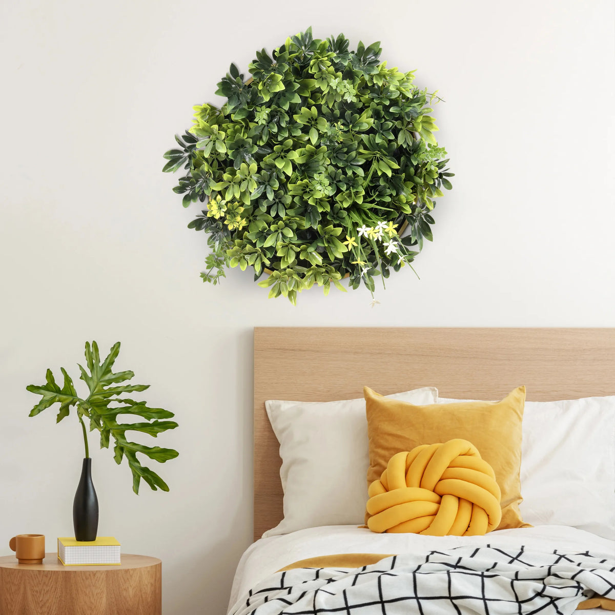 Pannello vegetale verde LEAFLUXE WALL 2 come decorazione murale rotonda sopra un letto di hjh LIVING